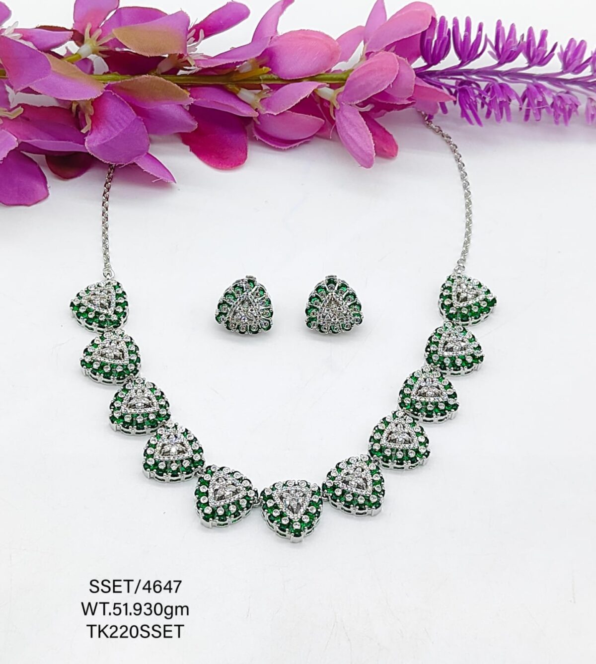 Stunning  Vibrant Green Necklace  set in Sterling Silver 925 - Image 1
