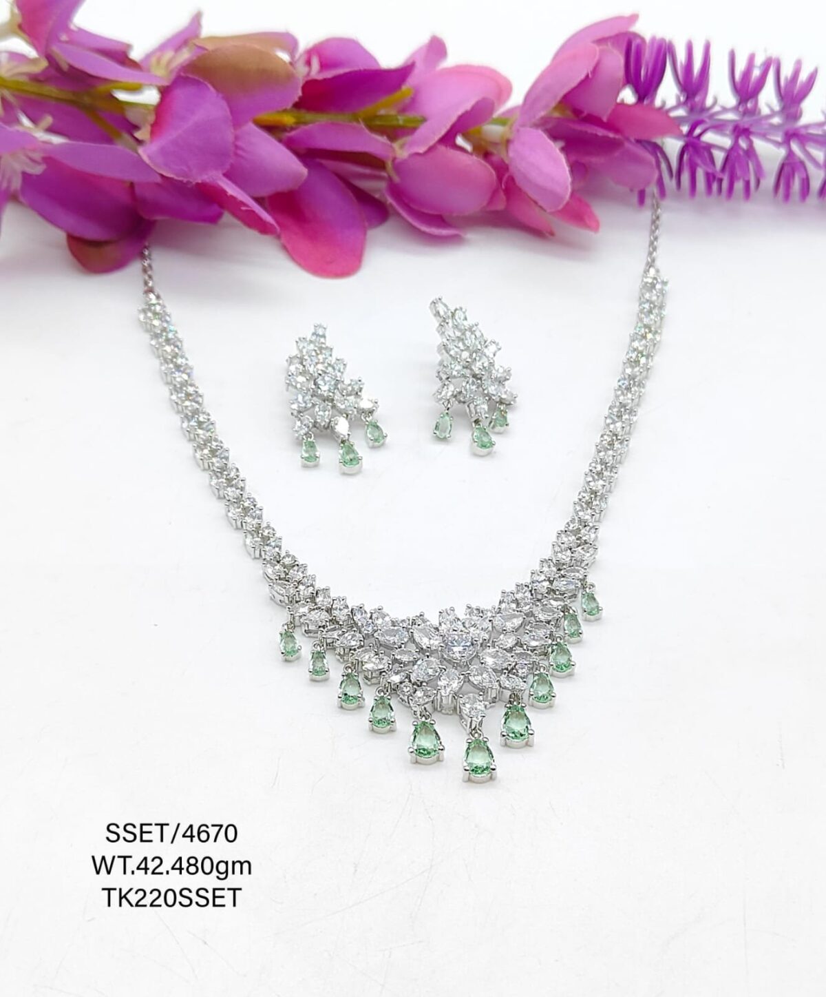 Stunning  Vibrant Green Necklace  set in Sterling Silver 925 - Image 1