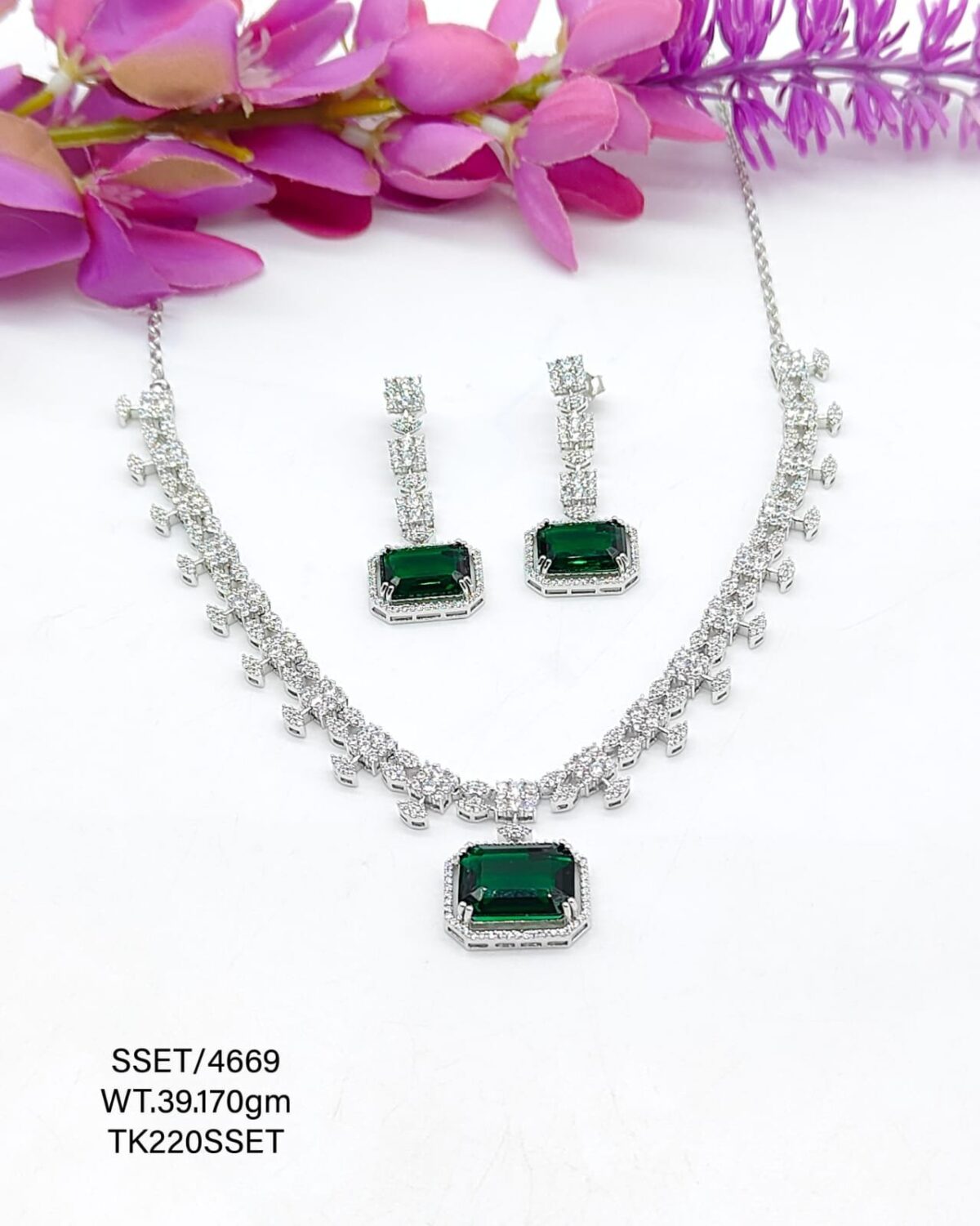 Stunning  Vibrant Green Necklace  set in Sterling Silver 925 - Image 1